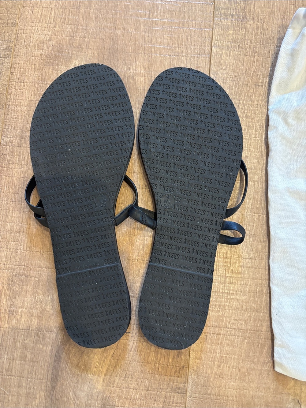 TKEES Sarit minimalist modern toe loop sandals - Picture 3 of 6